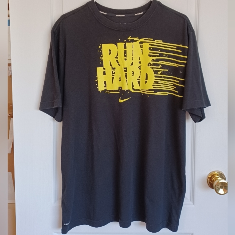 NIKE RUNNING DRI-FIT XL BLACK T-SHIRT YELLOW "RUN HARD" W/PAINT RUNS PRE-LOVED